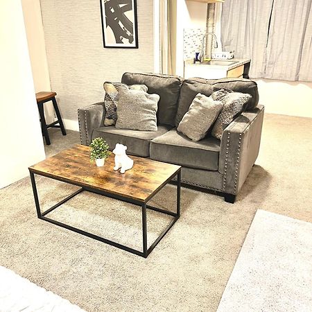 Two Bedroom Villa Studio With Fireplace & Living Room Detroit Exterior photo