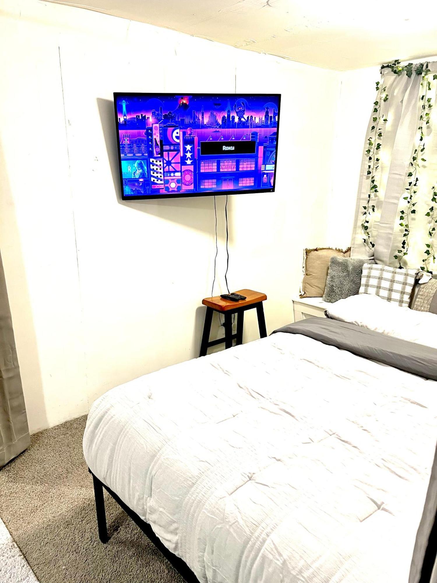Two Bedroom Villa Studio With Fireplace & Living Room Detroit Exterior photo